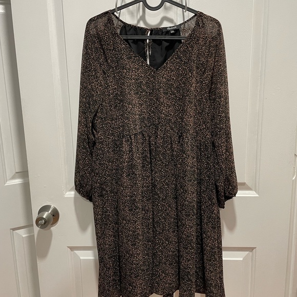 Crinkle Georgette V-Neck Dress in Brushed Texture - Picture 8 of 8